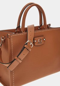 Borsa a mano in pelle marrone con superficie texturizzata, doppi manici, tracolla regolabile e accessori in metallo color argento con placca del logo.