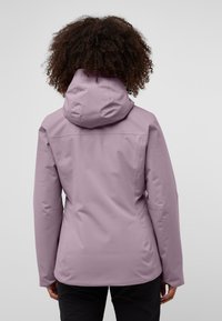Giacca impermeabile di un delicato viola con cappuccio, progettata con una silhouette slanciata e una texture liscia. Presenta un sottile dettaglio di cucitura.