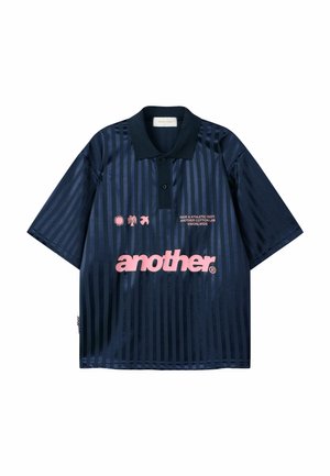 Marineblau gestreiftes Polo-Shirt mit kurzen Ärmeln, pinkem Text „another“ und kleinen pinken Symbolen von Sonne, Palme und Vogel auf der Vorderseite.