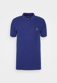 Polo bleu à manches courtes avec deux boutons et un petit logo zèbre multicolore sur la poitrine gauche.