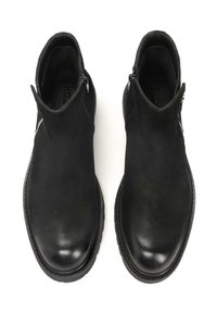 Botas negras hasta el tobillo en cuero mate con un diseño elegante, que cuentan con cremalleras laterales, puntera redondeada y costuras texturizadas a lo largo de las costuras.