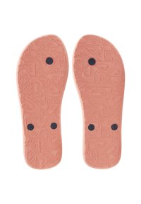  Plantillas de goma rosa con un patrón texturizado, que presentan tres agujeros circulares negros. Bordes suaves y contorno para la forma del pie.