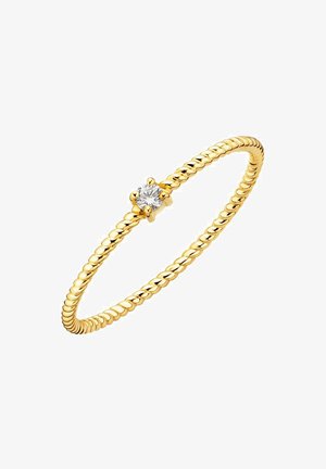 Anello d'oro con un design di fascetta attorcigliata, caratterizzato da un unico accento di diamante tondo in un'impostazione a sei griffe. Texture liscia, finitura lucida.
