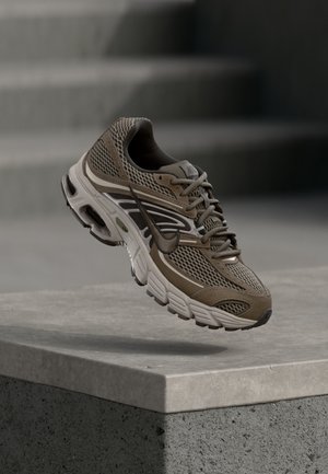 Nike Sportswear AIR MAX MOTO - Trainers - ironstone/college grey/velvet brown/cave stone