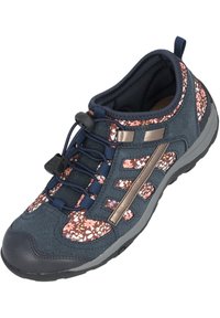 Scarpa sportiva con tomaia in rete blu navy, dettagli in tessuto floreale, accessori in metallo, lacci elastici e suola in gomma grigia.