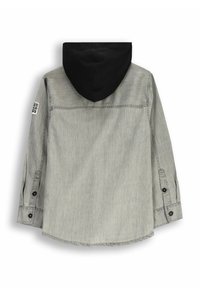 Szary T-shirt z długimi rękawami i czarnym kapturem. Posiada kod QR na lewym rękawie oraz czarne guziki przy mankietach. Postrzępiony detal na dolnej krawędzi.