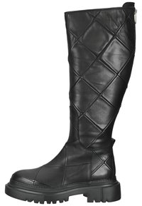 Bota de cuero negra hasta la rodilla con un patrón acolchado, suela gruesa y cremallera lateral. Presenta un acabado texturizado y punta redondeada.