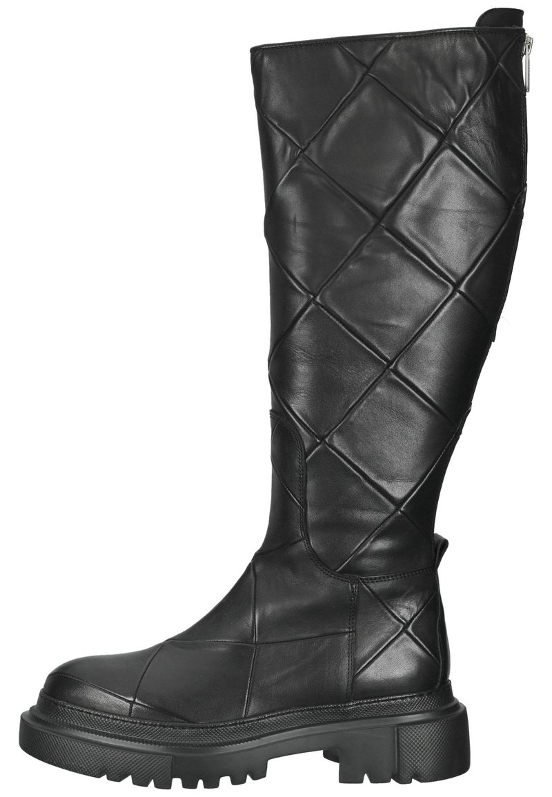 Bota de cuero negra hasta la rodilla con un patrón acolchado, suela gruesa y cremallera lateral. Presenta un acabado texturizado y punta redondeada.