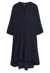 Marinblå klänning med V-urringning, trekvartslånga ärmar, ett lager-på-lager nederkant och ett prickigt mönster i olika nyanser av blått. Mjuk tygtextur.