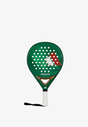 Grüner Padel-Schläger mit weißem Griff, Perforationen, geometrischem Adidas-Logo und dem Schriftzug „México“ auf der Vorderseite, für Paddle-Tennis entworfen.