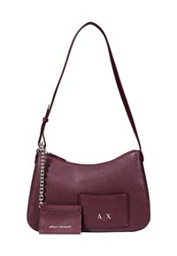 Borsa a spalla in pelle bordeaux con una superficie liscia, design curvo, tasca frontale e un accento in catena argentata. Include un portacarte abbinato.