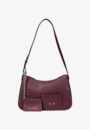 Bolso de hombro de cuero marrón con una textura suave, diseño curvado, bolsillo delantero y un acento de cadena plateada. Incluye un tarjetero a juego.