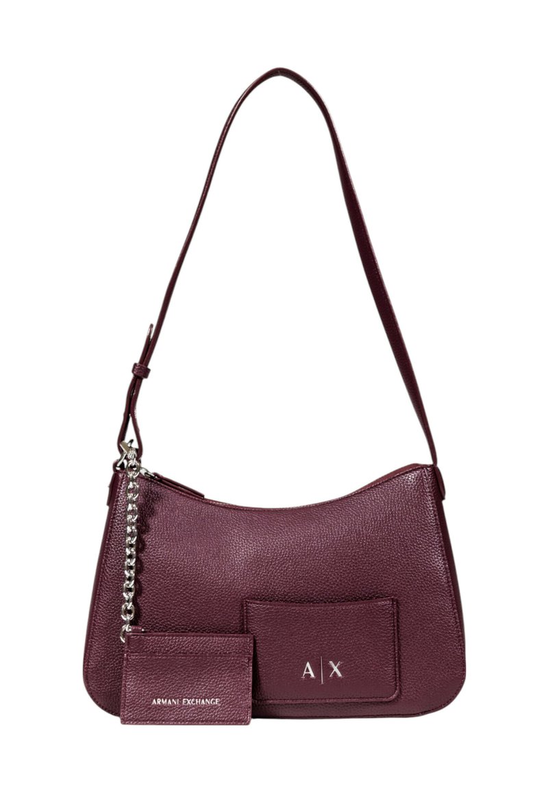 Borsa a spalla in pelle bordeaux con una superficie liscia, design curvo, tasca frontale e un accento in catena argentata. Include un portacarte abbinato.