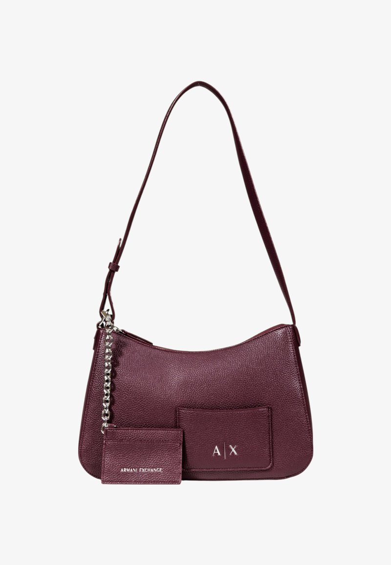 Borsa a spalla in pelle bordeaux con una superficie liscia, design curvo, tasca frontale e un accento in catena argentata. Include un portacarte abbinato.