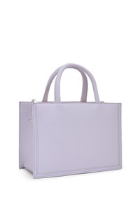 Borsa a mano in ecopelle viola con forma rettangolare strutturata, doppi manici superiori e dettagli minimalisti in argento.