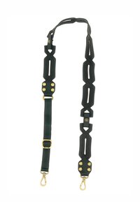 Cinghia per spalla nera regolabile con forme geometriche, dettagli in metallo dorato, texture liscia e borchie decorative per un attacco sicuro.