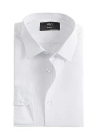 Camisa de vestir blanca de corte ajustado con un cuello clásico, un bolsillo en el pecho izquierdo y una textura suave. Presenta botones de plástico transparente.