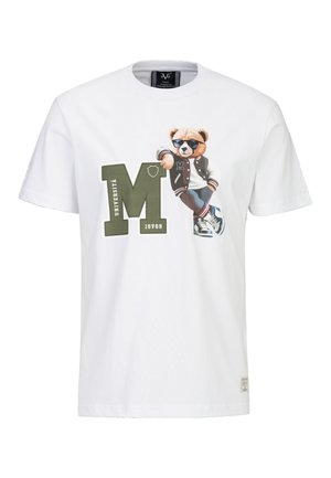 Weißes T-Shirt mit einem großen grünen "M" und einem Bären, der eine Sonnenbrille, eine Collegejacke, Jeans und Turnschuhe trägt und an dem Buchstaben lehnt.