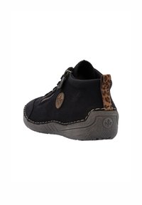 Chaussure en tissu noir avec une fermeture éclair, tige texturée, semelle grise contrastante et accent de talon en imprimé léopard. Présente un emblème circulaire sur le côté.