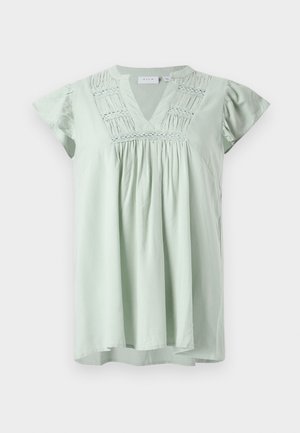 Hellgrüne Bluse mit kurzen, kapuzenartigen Ärmeln, V-Ausschnitt und gerafftem Detail im Oberteil. Glattes Material mit entspannter Passform.