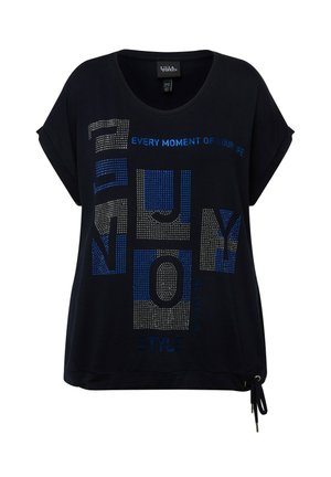 Zwarte T-shirt met korte mouwen en een ronde hals. Bevat een ontwerp van blauwe en zilveren strass-tekst. Inclusief trekkoorddetail aan de onderkant.