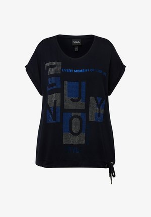 Sort t-shirt med korte ærmer og rund halsudskæring. Har blå og sølvfarvede rhinsten-tekstdesign. Inkluderer snoretræksdetalje ved sømmen.