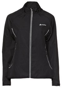 Chaqueta deportiva negra con cierre frontal, cuello alto, ribetes blancos y bolsillos laterales. Fabricada con un tejido ligero y suave.