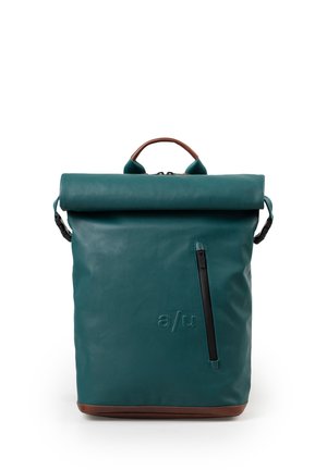 Teal Rolltop-Rucksack mit braunem Griff und Boden, Front-Reißverschlusstasche und geprägt a/u-Logo auf glattem Leder.