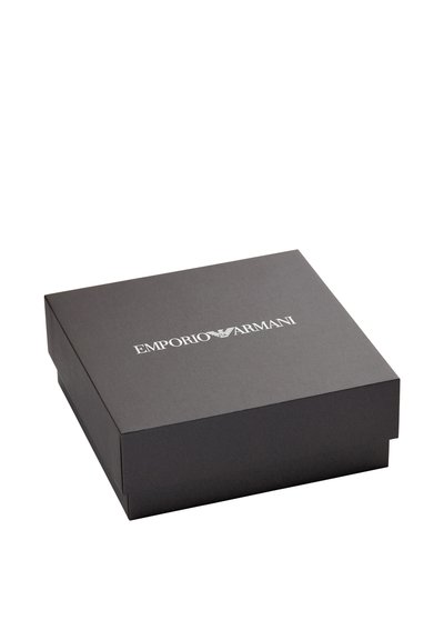 Boîte cadeau en carton noir avec un logo blanc « EMPORIO ARMANI » sur le dessus, de forme carrée avec un couvercle plat et un design minimaliste.