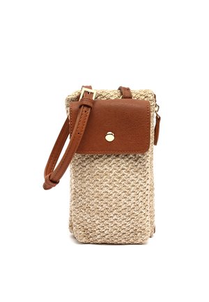 Petit sac bandoulière en tissu beige tissé, avec un rabat en cuir marron, un bouton doré et une bandoulière réglable.