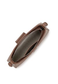 Borsa a tracolla in pelle marrone con chiusura con zip. L'interno presenta una fodera in tessuto grigio chiaro e una tasca aggiuntiva. Forma rettangolare compatta.