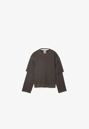 Camisa de manga larga verde oliva, con ajuste relajado, escote redondo y mangas cortas en capas con una textura suave.