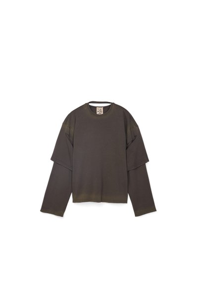 Olijfgroene blouse met lange mouwen, met een relaxte pasvorm, ronde halslijn en gelaagde korte mouwen met een zachte textuur.