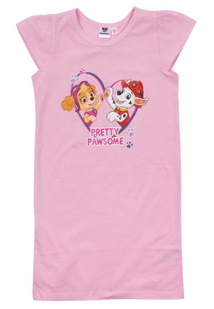 Różowy dziecięcy t-shirt z postaciami Skye i Marshalla z Psiego Patrolu wewnątrz serca oraz napisem "Pretty Pawsome" z odciskami łap.