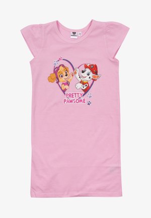 T-shirt rose pour enfant avec les personnages Skye et Marshall de la Pat' Patrouille à l'intérieur d'un cœur et le texte "Pretty Pawsome" avec des empreintes de pattes.