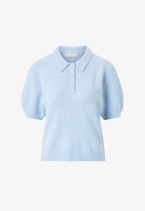 Lichtblauwe trui met korte mouwen, kraag en drie decoratieve witte knopen aan de voorkant, gemaakt van zacht gebreide stof.