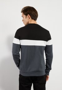 Pier One Φούτερ - forged iron/white/black