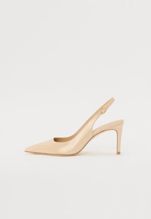 Escarpin slingback en cuir verni nude avec un bout pointu, un décolleté ouvert et un talon aiguille fin. Comprend un accent doré circulaire sur la sangle.