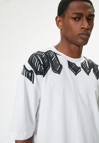 Koton - T-shirt z nadrukiem
