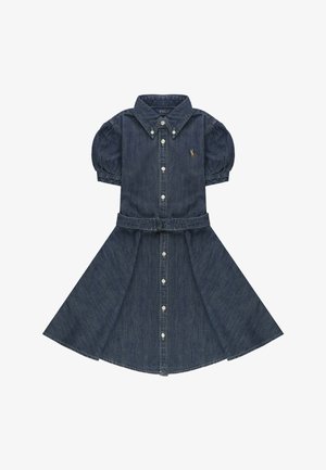 Abito di jeans scuro con bottoni, maniche corte a sbuffo, vita con cintura e piccolo logo ricamato sul petto.