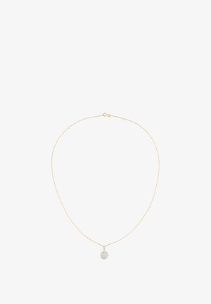 Ogrlica zlatne boje od metala s finim lancem i okruglim privjeskom ukrašenim teksturiranom, sjajnom površinom.