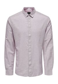 Camisa de botones de color púrpura claro con cuello, mangas largas y una tela texturizada. Presenta costuras sutiles y botones a juego.