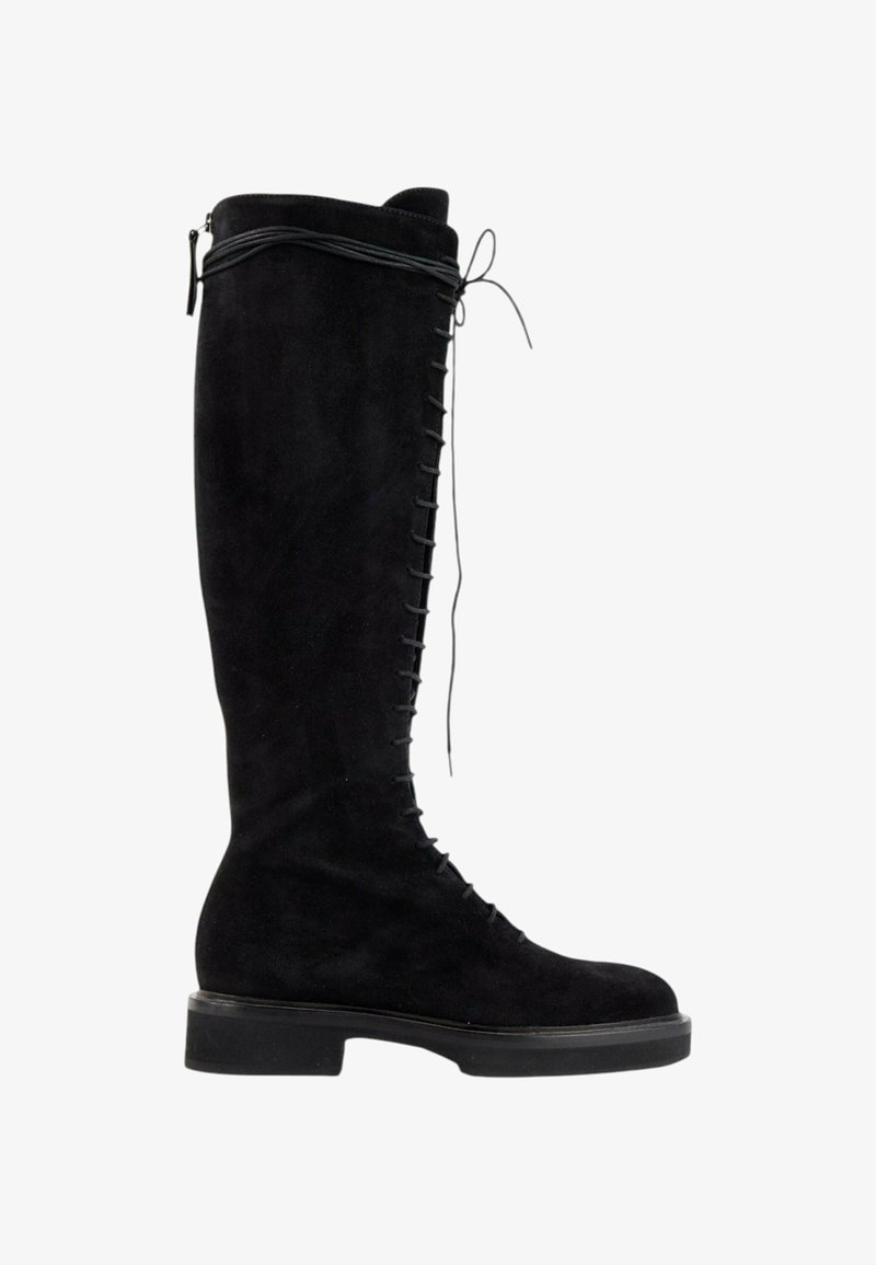 Botte noire en daim montant jusqu'au genou avec lacets à l'avant, talon bas et fermeture éclair à l'arrière.