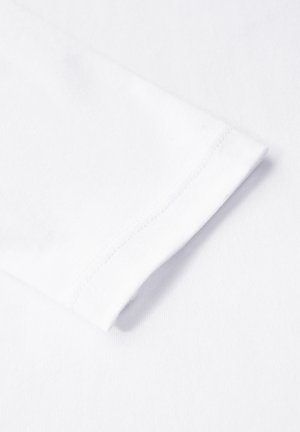 Tessuto di cotone bianco con una texture liscia, caratterizzato da un orlo delle maniche piegato e dettagli di cucitura puliti. Design semplice e minimalista.