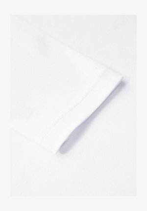 Tissu en coton blanc avec une texture lisse, présentant un bord de manche plié et des détails de couture propres. Design simple et minimal.