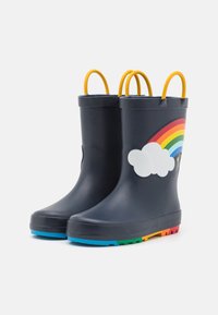 Granatowe gumowe kalosze z żółtymi uchwytami, ozdobione białą chmurą i tęczą. Wielokolorowa podeszwa zwiększa widoczność.