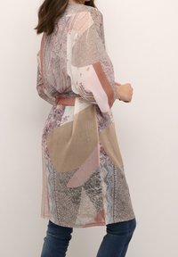 Transparante kimono met meerdere patronen en diverse texturen in zachtroze, beige en aardetinten; taille aangesnoerd met een bijpassende riem. Ontwerp met lange mouwen.