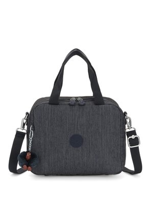 Borsa in tessuto grigio scuro con doppie cerniere superiori, manici corti, tracolla scollegabile e un charm a forma di scimmia pelosa attaccato. Logo rotondo sul fronte.
