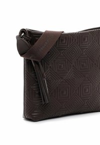 Borsa in pelle marrone trapuntata caratterizzata da un motivo geometrico a diamante, chiusura con zip e una tracolla staccabile con un accento a frangia.