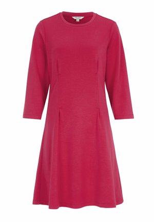 Rød knælængde kjole med trekvartærme, rund halsudskæring og diskrete lodrette sømdetaljer foran.